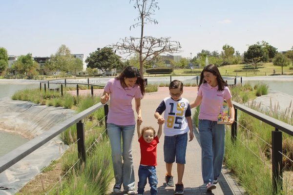 Niñeras de iNanny paseando con niños en el parque